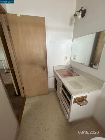 6233 Leona St, Oakland, CA 94605