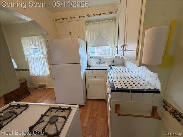 15617 Thomas Avenue, Allen Park, MI 48101