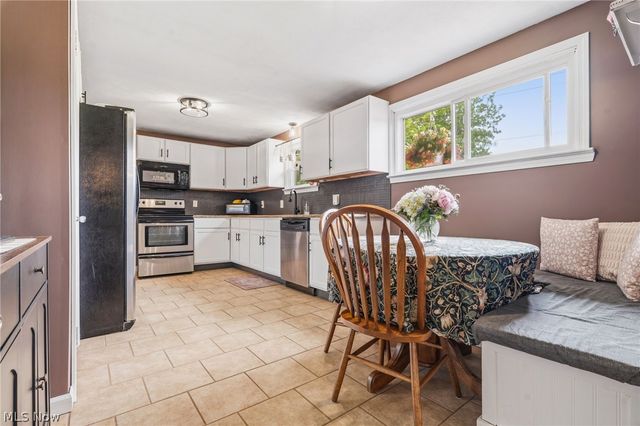 2221 Schneider Street NW, North Canton, OH 44720