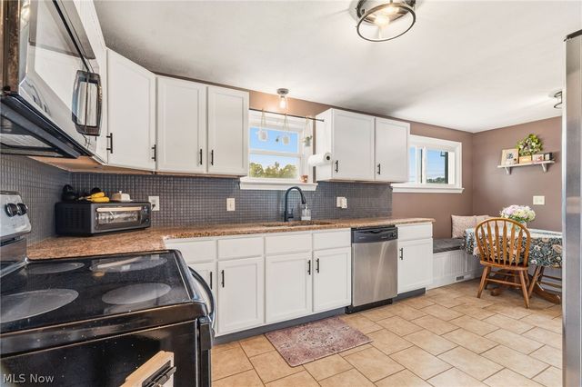 2221 Schneider Street NW, North Canton, OH 44720