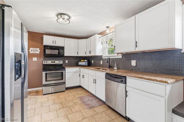 2221 Schneider Street NW, North Canton, OH 44720