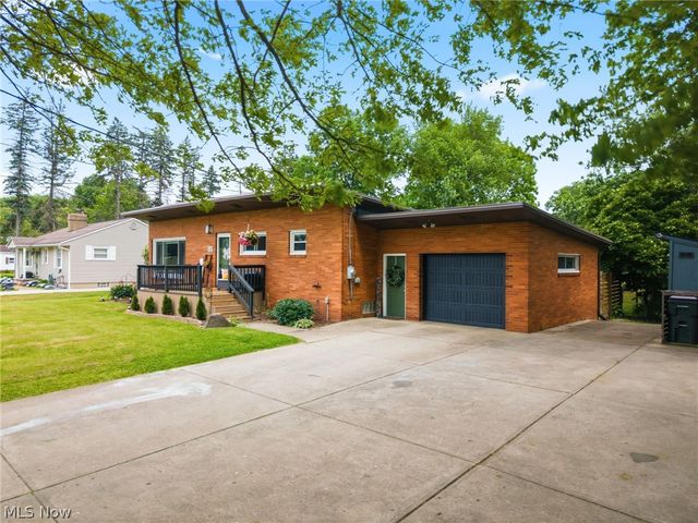2221 Schneider Street NW, North Canton, OH 44720