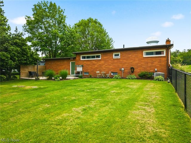 2221 Schneider Street NW, North Canton, OH 44720