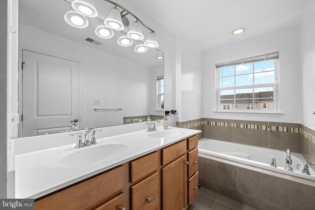 24 CHAMBERLAIN CT, Glen Mills, PA 19342