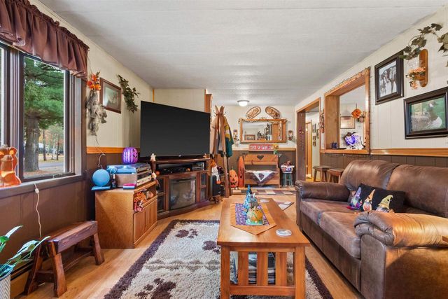 1073 W Queens Way, Nekoosa, WI 54457