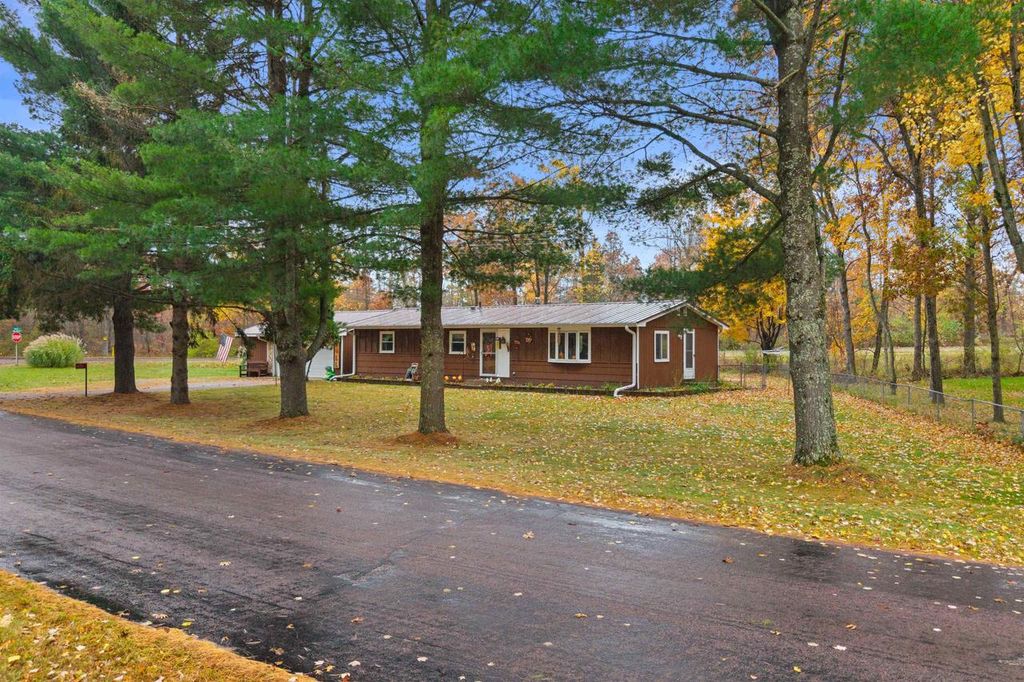 1073 W Queens Way, Nekoosa, WI 54457