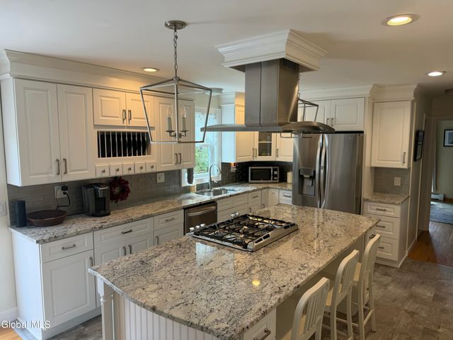 4 Lynnfield Drive, Queensbury, NY 12804