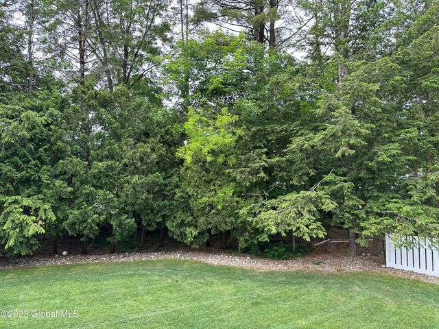 4 Lynnfield Drive, Queensbury, NY 12804