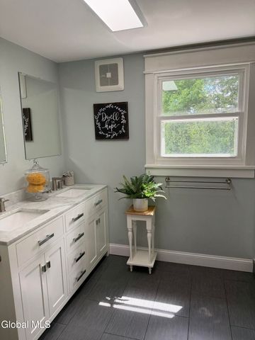 4 Lynnfield Drive, Queensbury, NY 12804