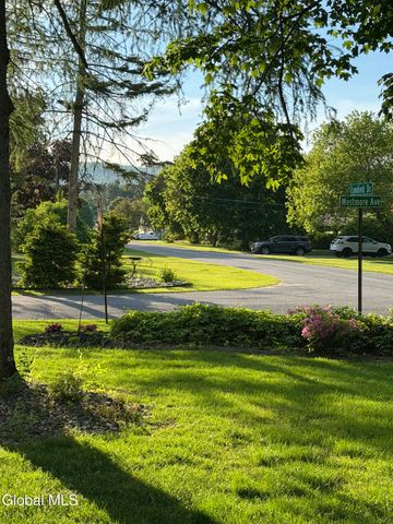 4 Lynnfield Drive, Queensbury, NY 12804