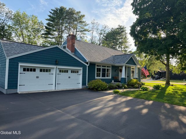 4 Lynnfield Drive, Queensbury, NY 12804
