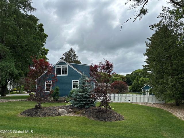 4 Lynnfield Drive, Queensbury, NY 12804