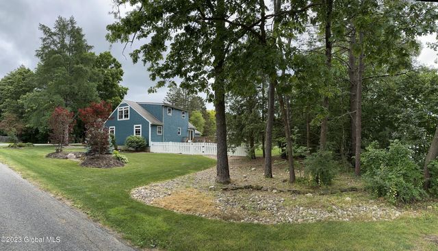 4 Lynnfield Drive, Queensbury, NY 12804