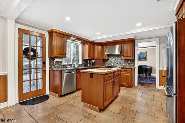 8 Hemlock Ln, Kinnelon Boro, NJ 07405
