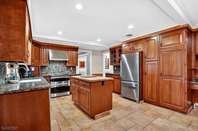 8 Hemlock Ln, Kinnelon Boro, NJ 07405