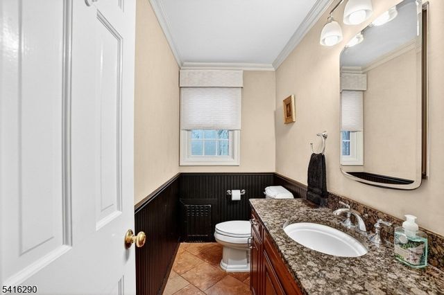 8 Hemlock Ln, Kinnelon Boro, NJ 07405