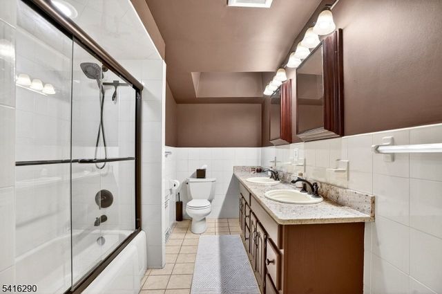 8 Hemlock Ln, Kinnelon Boro, NJ 07405