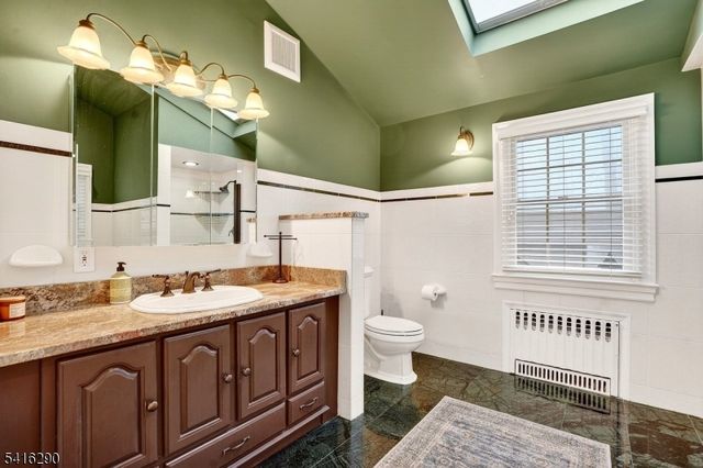 8 Hemlock Ln, Kinnelon Boro, NJ 07405