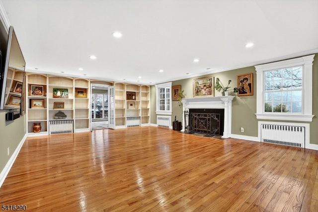 8 Hemlock Ln, Kinnelon Boro, NJ 07405