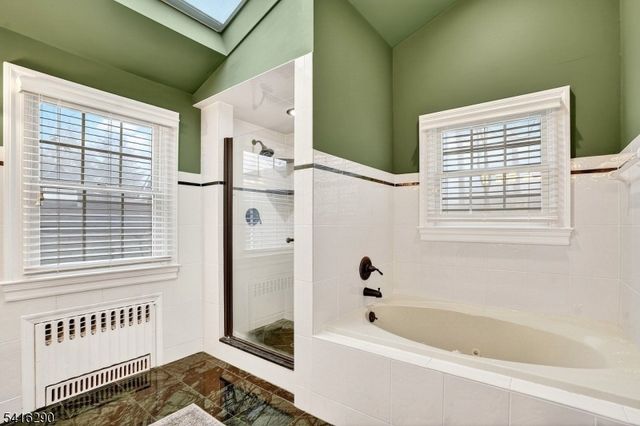 8 Hemlock Ln, Kinnelon Boro, NJ 07405