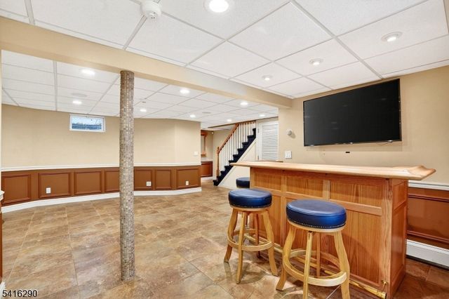 8 Hemlock Ln, Kinnelon Boro, NJ 07405