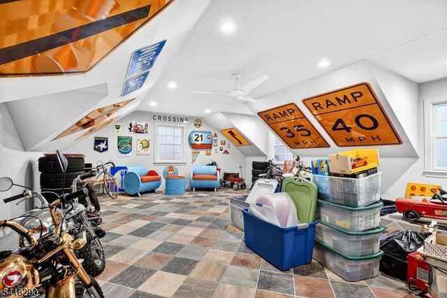 8 Hemlock Ln, Kinnelon Boro, NJ 07405