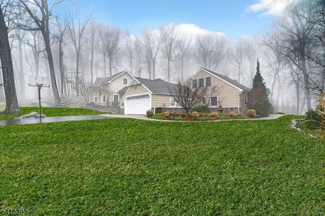 8 Hemlock Ln, Kinnelon Boro, NJ 07405