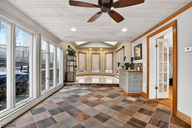 8 Hemlock Ln, Kinnelon Boro, NJ 07405