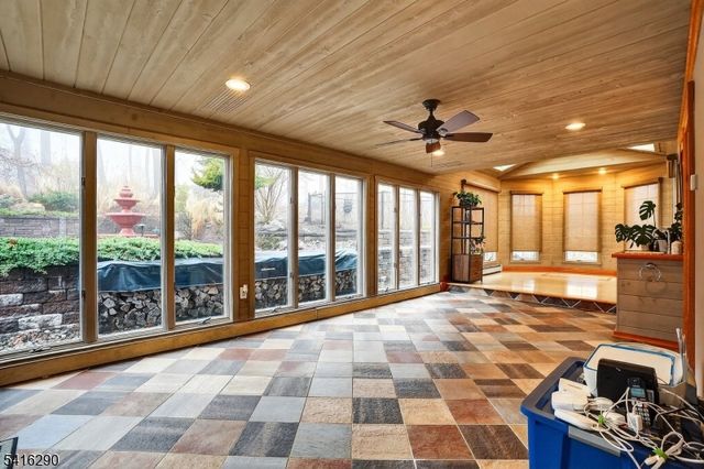 8 Hemlock Ln, Kinnelon Boro, NJ 07405