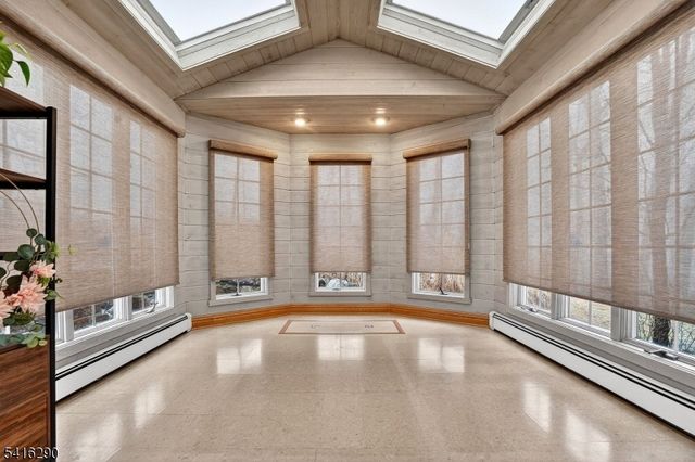 8 Hemlock Ln, Kinnelon Boro, NJ 07405