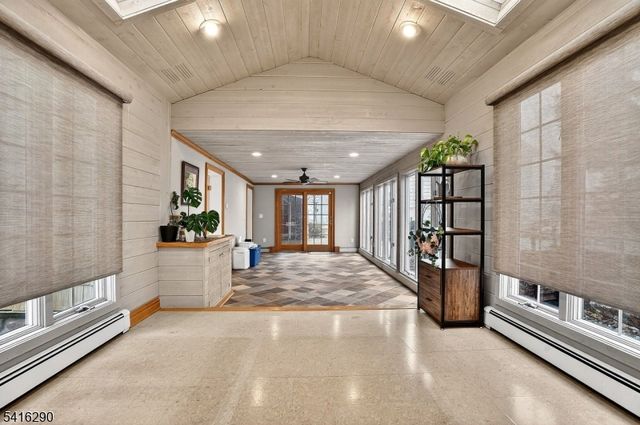 8 Hemlock Ln, Kinnelon Boro, NJ 07405