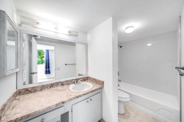 8320 Sands Point Blvd 208M, Tamarac, FL 33321