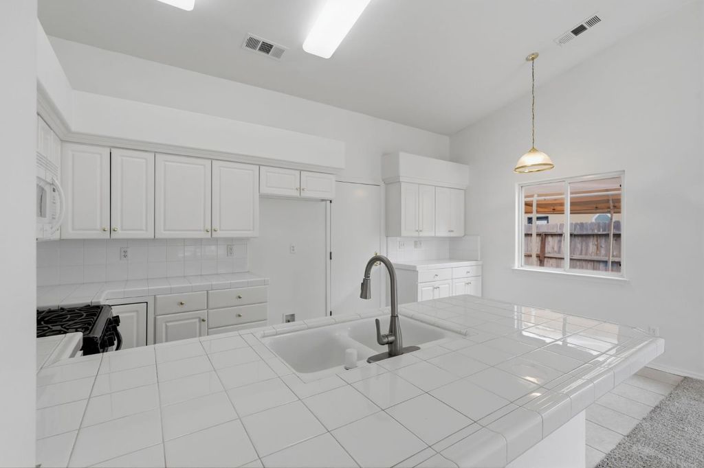 Image 27 of property listing at 4106 E Westcott Avenue, Visalia, CA 93277