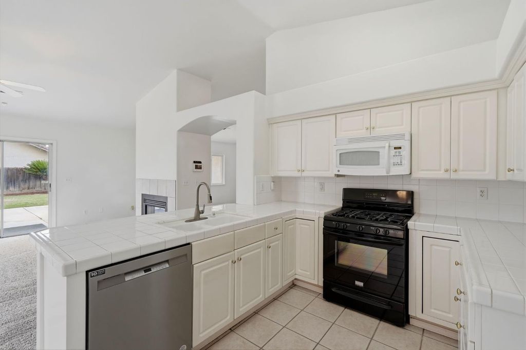Image 28 of property listing at 4106 E Westcott Avenue, Visalia, CA 93277