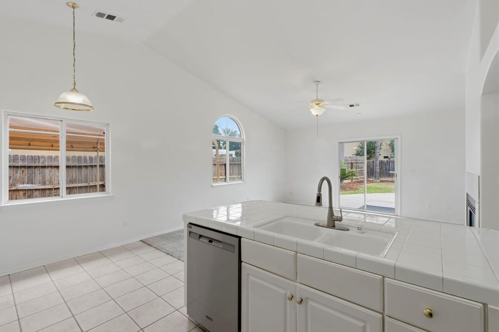 Image 29 of property listing at 4106 E Westcott Avenue, Visalia, CA 93277