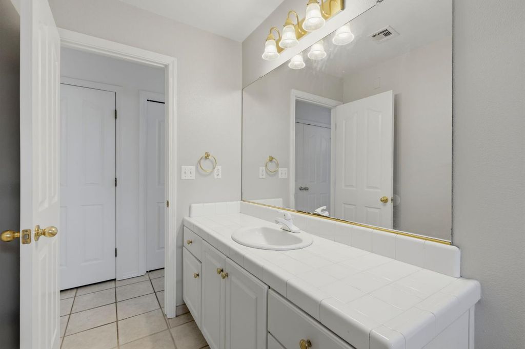 Image 34 of property listing at 4106 E Westcott Avenue, Visalia, CA 93277