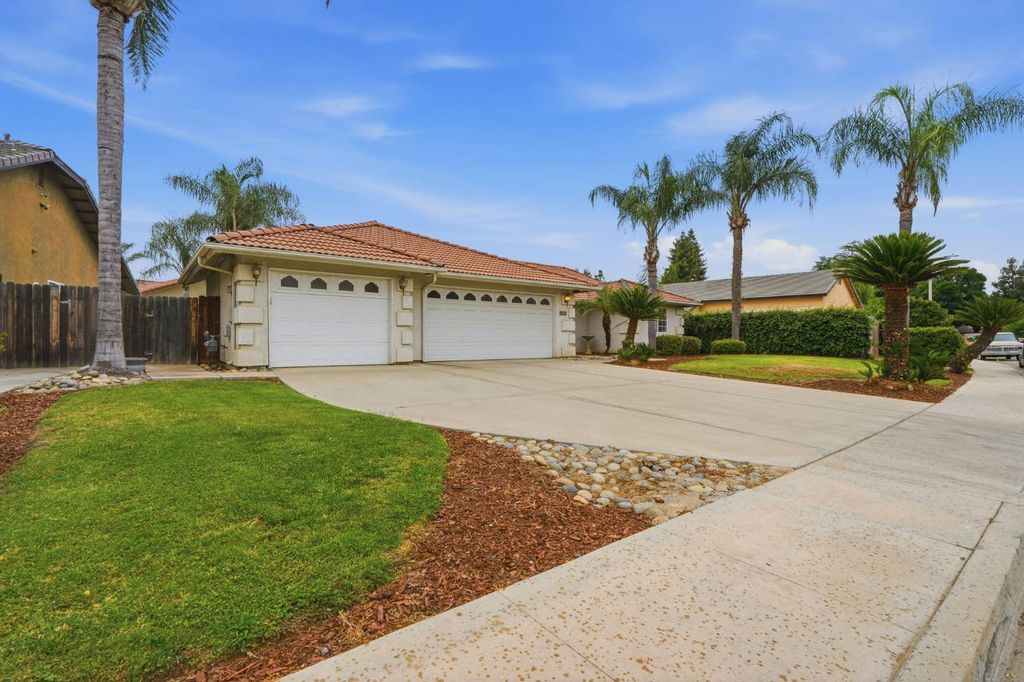 Image 4 of property listing at 4106 E Westcott Avenue, Visalia, CA 93277