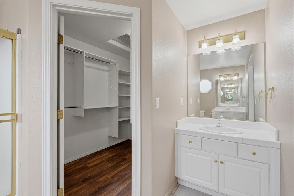 Image 42 of property listing at 4106 E Westcott Avenue, Visalia, CA 93277