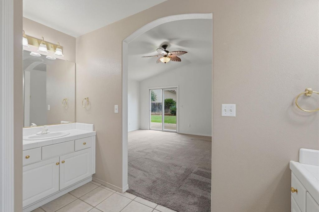Image 43 of property listing at 4106 E Westcott Avenue, Visalia, CA 93277