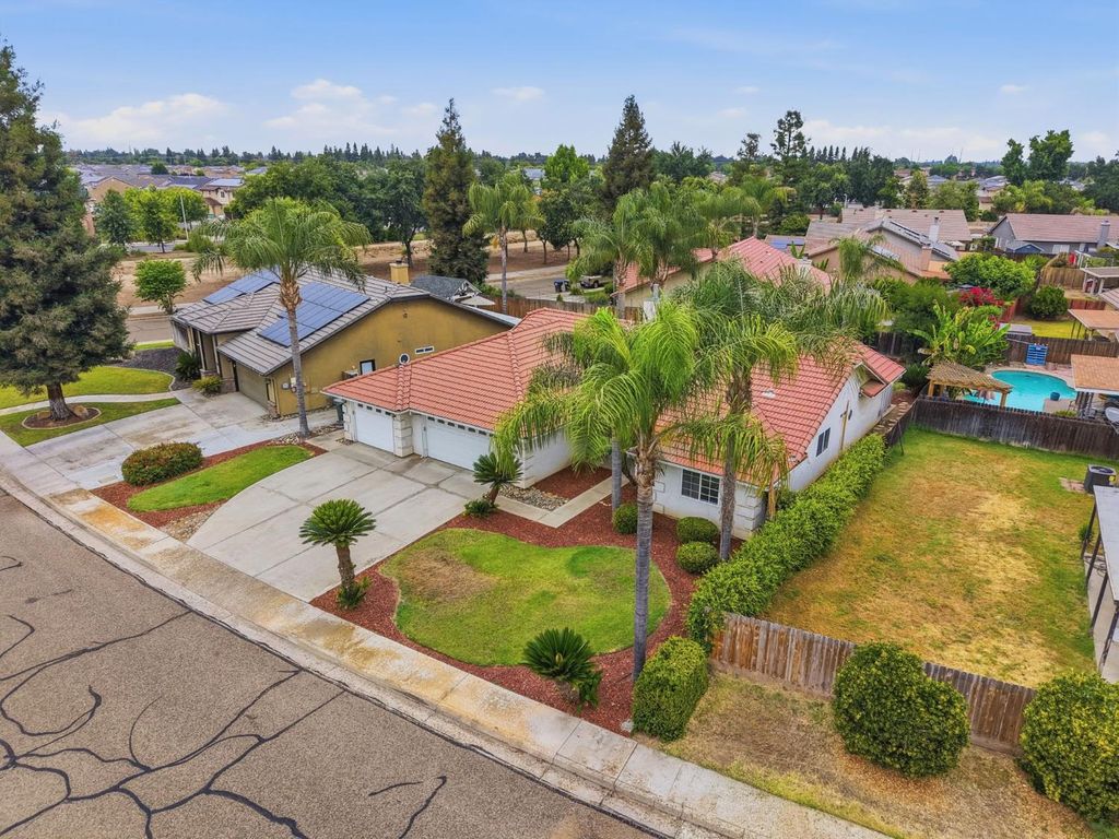 Image 8 of property listing at 4106 E Westcott Avenue, Visalia, CA 93277