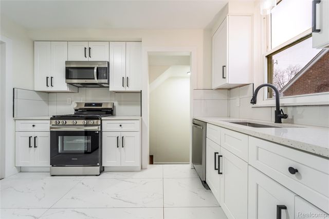 16535 Lincoln Avenue, Eastpointe, MI 48021