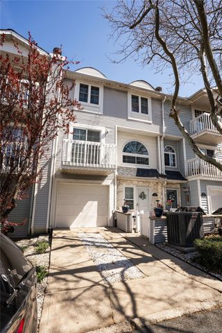 41 Country Dr N, Staten Island, NY 10314