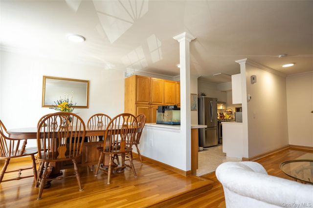 41 Country Dr N, Staten Island, NY 10314
