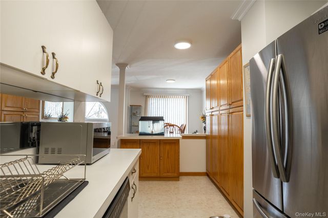 41 Country Dr N, Staten Island, NY 10314