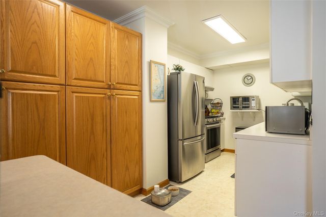 41 Country Dr N, Staten Island, NY 10314