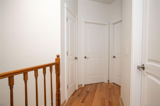 41 Country Dr N, Staten Island, NY 10314