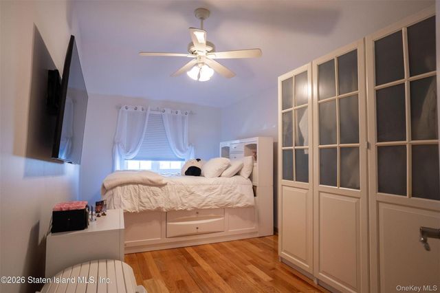 41 Country Dr N, Staten Island, NY 10314