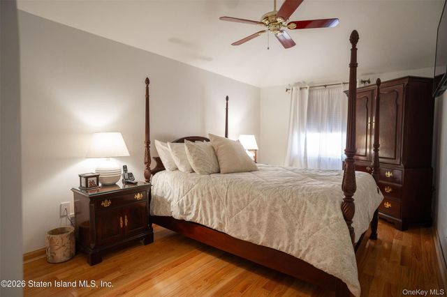 41 Country Dr N, Staten Island, NY 10314