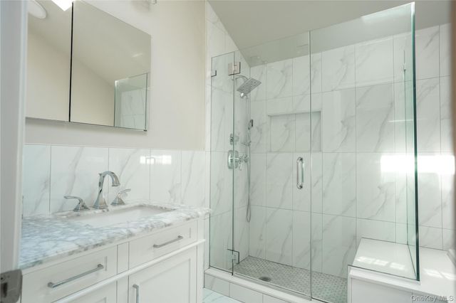 41 Country Dr N, Staten Island, NY 10314