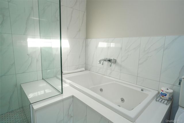 41 Country Dr N, Staten Island, NY 10314
